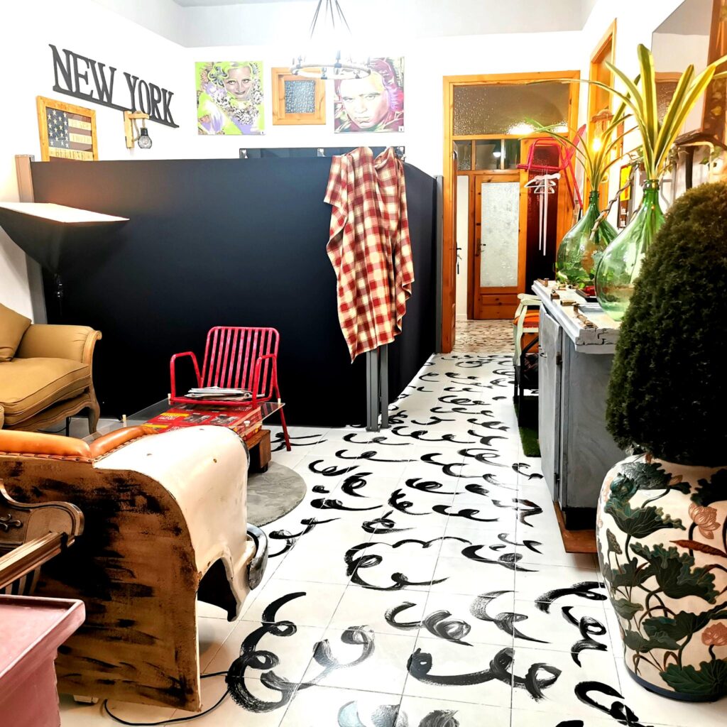 Appartamento di design usato come location per shooting fotografici vicino Caserta, con salone e opere d'arte uniche.