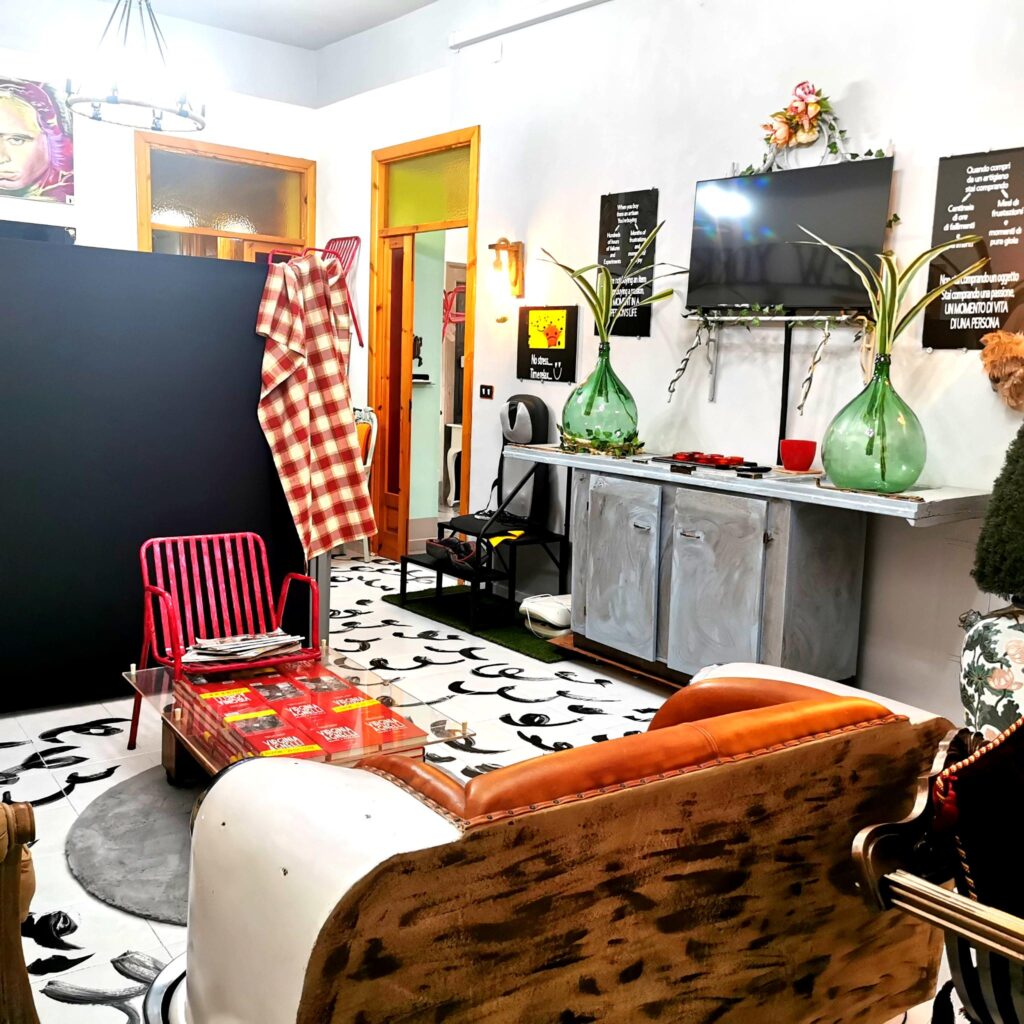 Appartamento di design usato come location per shooting fotografici vicino Caserta, con salone e opere d'arte uniche.