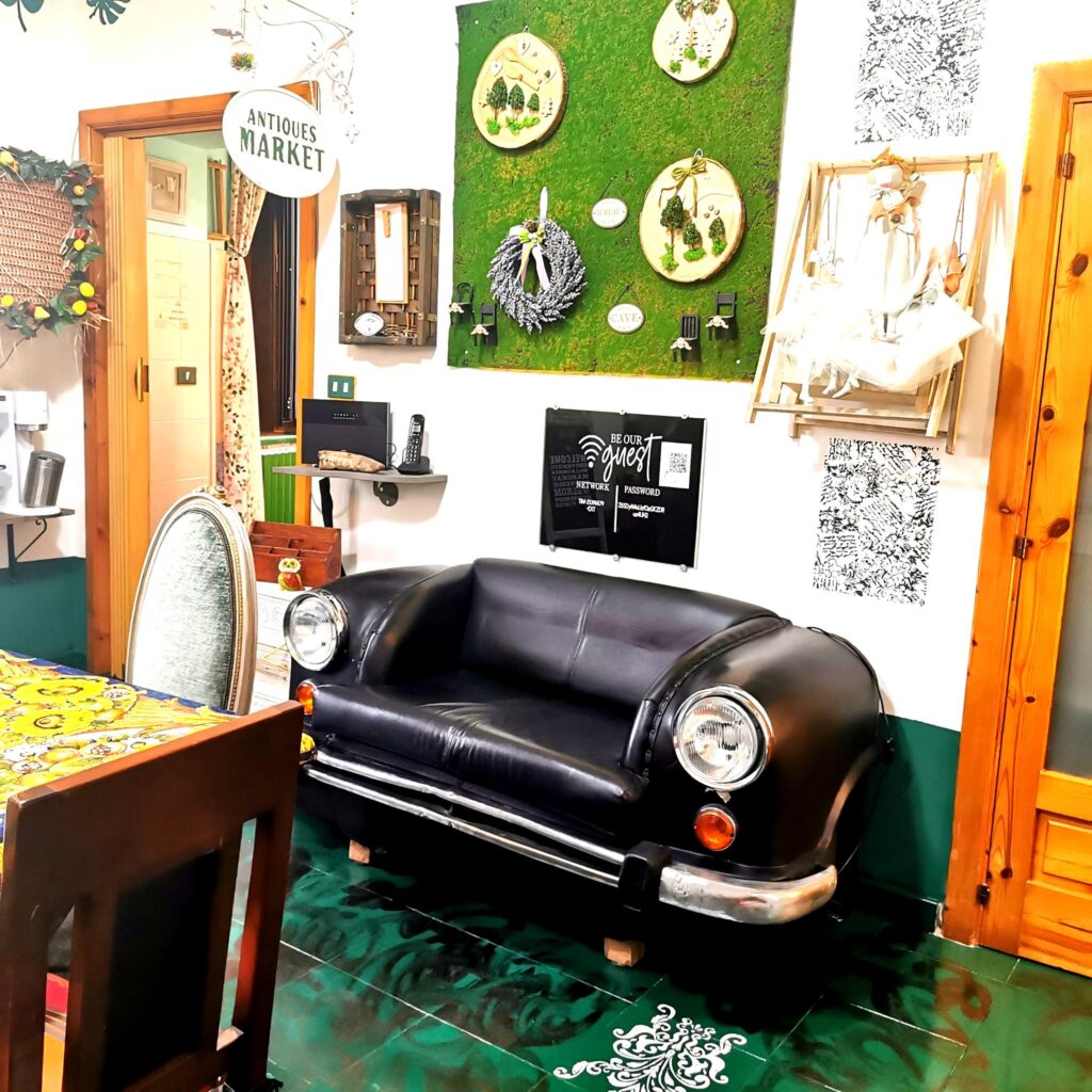 Dettaglio del divano-auto, esempio di design da recupero creativo.