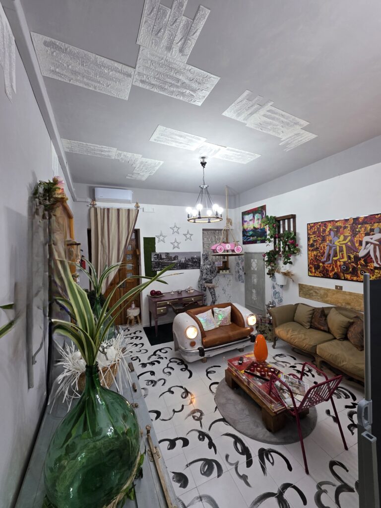 Location shooting Caserta - salone con divani auto vintage